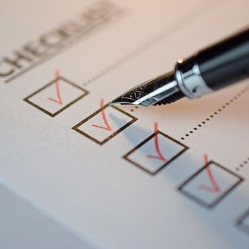 checklist depicting the choice a homeowner faces when choosing between an electric or gas boiler