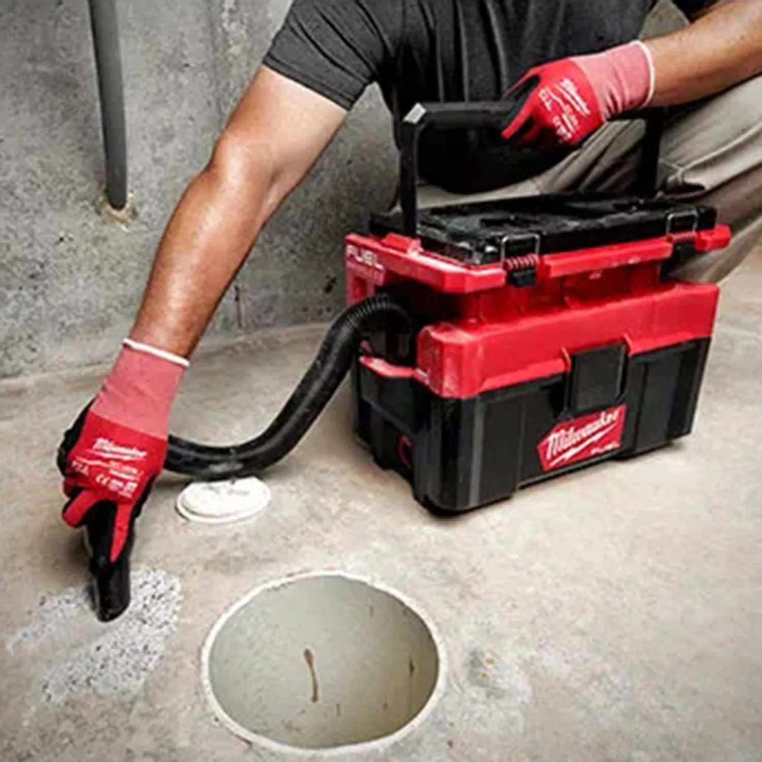Milwaukee 0970-20 Milwaukee M18 FUEL PACKOUT 2.5 Gallon Cordless Wet/Dry Vacuum, Cordless - 0970-20