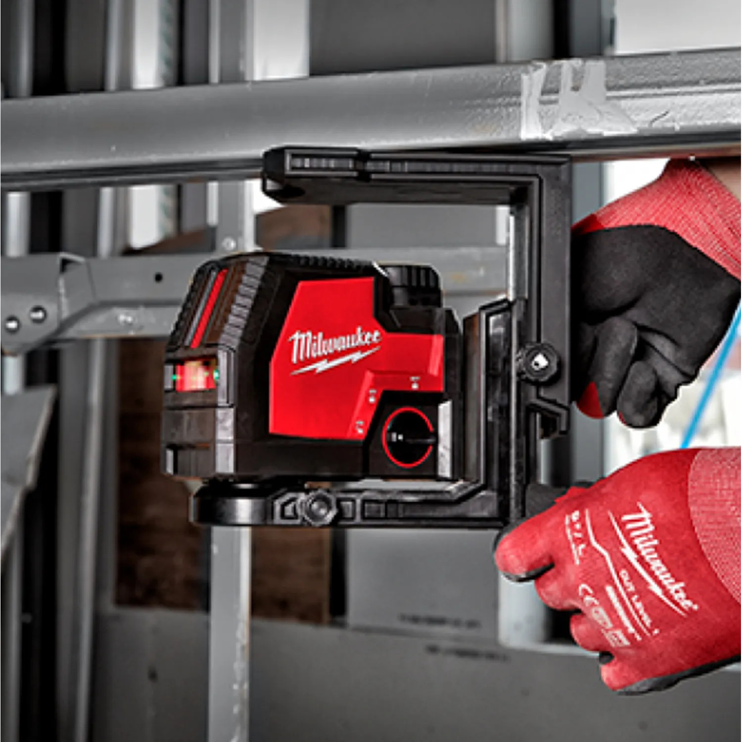Milwaukee 3522-21 Milwaukee 100' USB Rechargeable Green Cross Line & Plumb Points Laser with 165' Range with Detector and 1/4-20 Thread Mount -3522-21