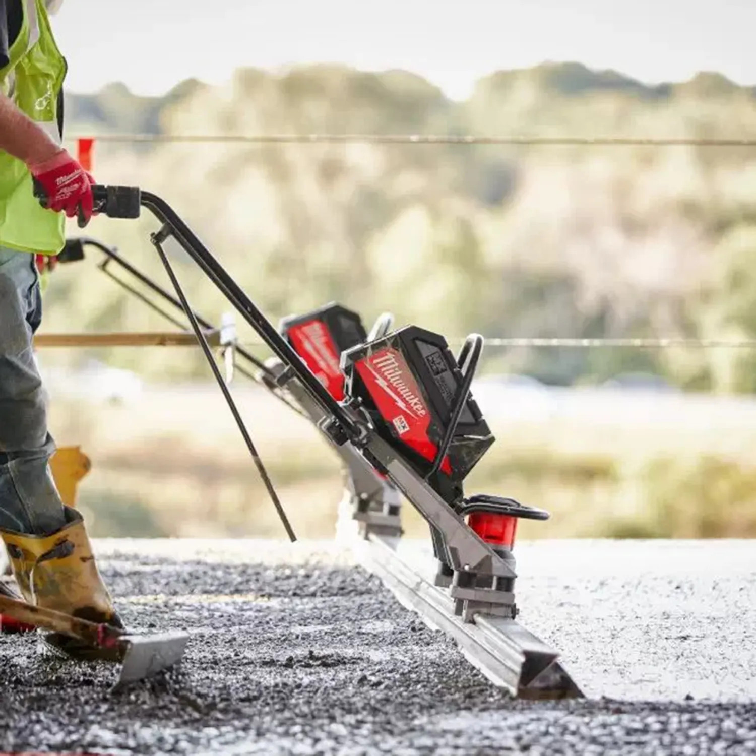 Milwaukee MXF381-2CP Milwaukee MX FUEL Cordless Vibratory Screed Kit with (2) 3.0Ah Batteries, Charger, and Wrench, Accepts 4'-16' Screed Bars - MXF381-2CP