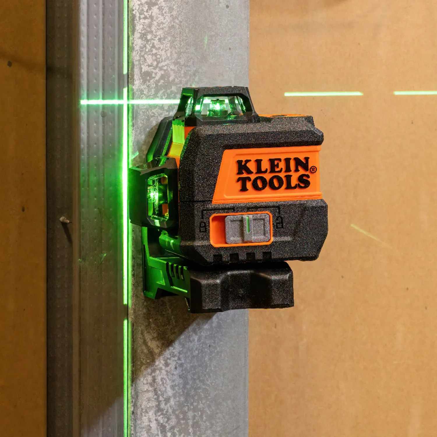 Klein 93CPLG Klein Compact Green Planar with Self-Leveling Laser Level, Mounting Clamp, and Soft Carrying Case - 93CPLG