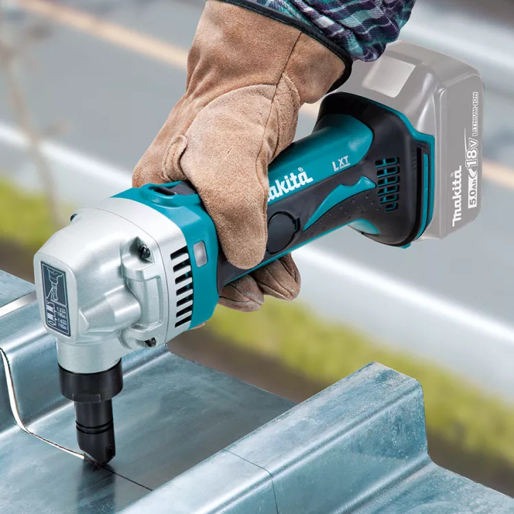 Makita 18V LXT Lithium-Ion Cordless 16 Gauge Nibbler, 1-3/4" Inner Edge Cutting Radius, 360-Degree Die Holder Rotation, 1,900 SPM, Tool Only - XNJ01Z