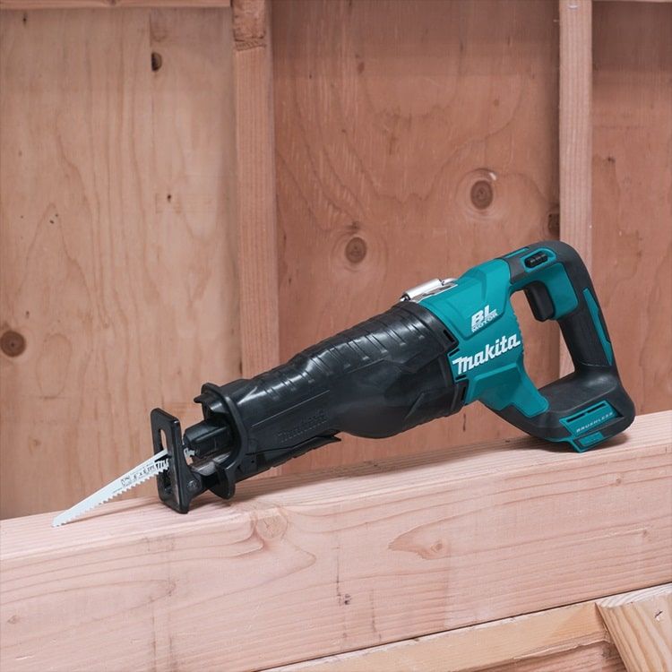 Makita 18V LXT Lithium-Ion Brushless Cordless Reciprocating Saw w/ Variable Speed Trigger, Rubberized Soft Grip (Tool Only) - XRJ05Z