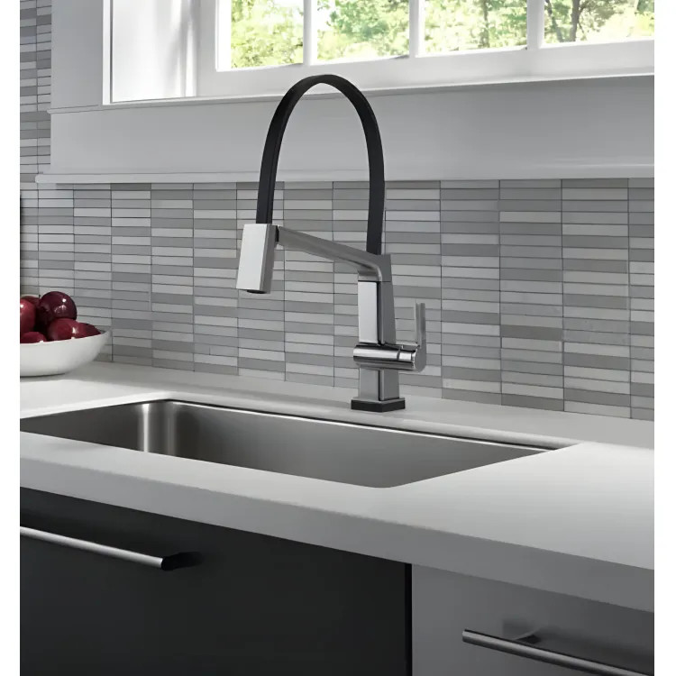 Delta Pivotal Touch2O Single-Handle Exposed Hose Kitchen Faucet, Arctic Stainless - 9693T-AR-DST