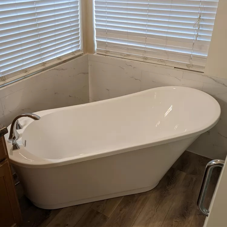 Trone 66in x 30in White Freestanding Soaker Tub - BELLA67