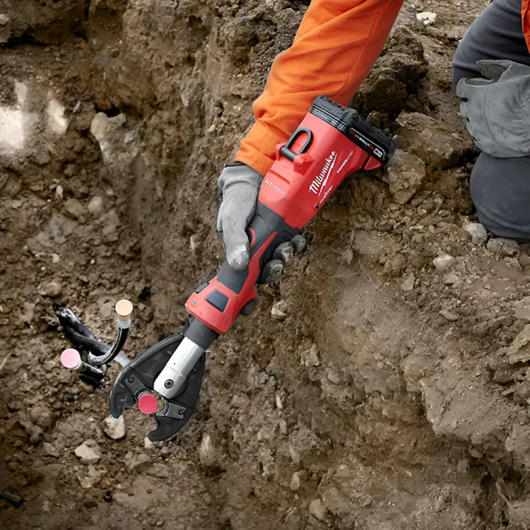Milwaukee M18 Cordless FORCE LOGIC 6-Ton Linear Utility Crimper Kit with BG-D3 Jaw - 2978-22BG