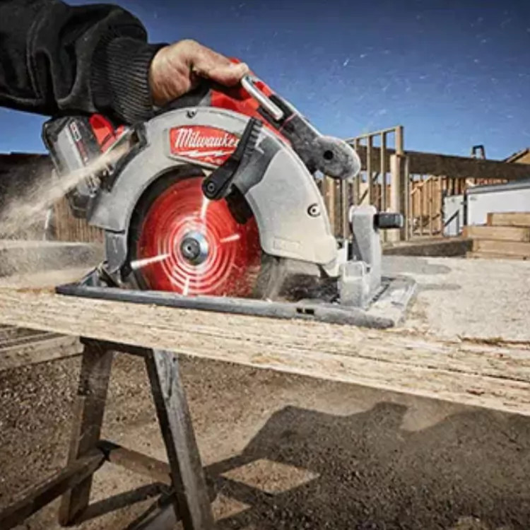 Milwaukee 7-1/4" M18 FUEL Brushless Cordless Circular Saw Kit with (1) 12.0Ah Battery, Charger, and Tool Bag - 2732-21HD