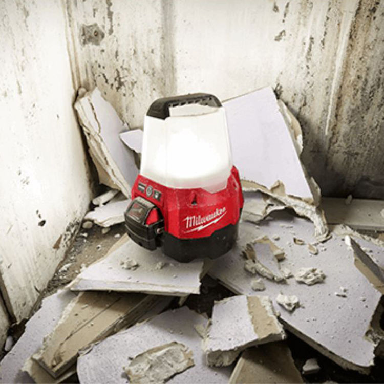 Milwaukee M18 18-Volt 2200 Lumens Cordless Radius LED Compact Site Light with Flood Mode (Tool-Only) - 2144-20