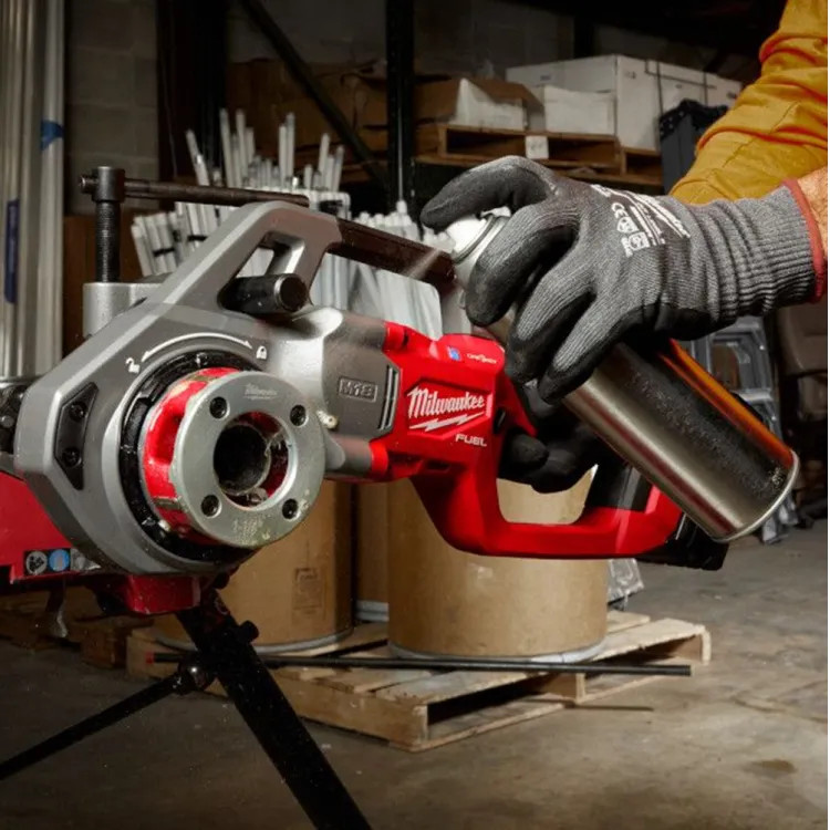 Milwaukee M18 FUEL One-Key Cordless Brushless Compact Pipe Threader Kit with (2) 8.0Ah Batteries, 1/2" - 1-1/4" Aluminum Dies - 2870-22