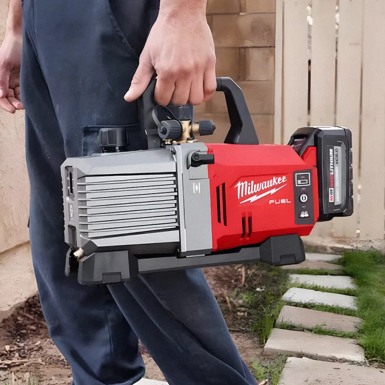 Milwaukee M18 FUEL Cordless 5 CFM Vacuum Pump Kit with 8.0Ah Battery and Charger - 2941-21