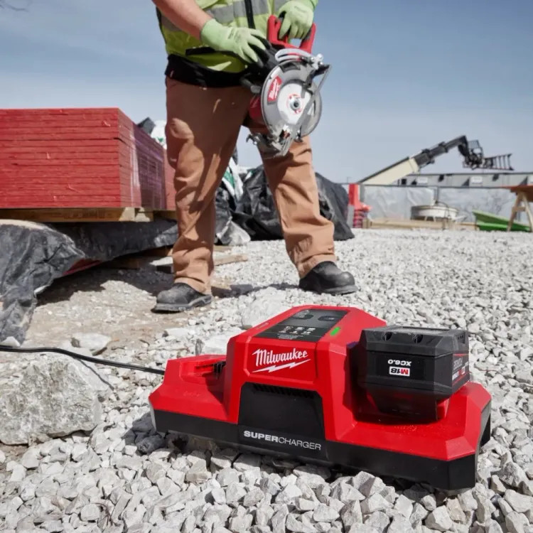 Milwaukee M18 Dual Bay Simultaneous Super Charger - 48-59-1815