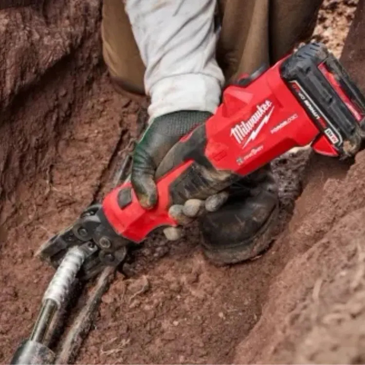 Milwaukee M18 FORCE LOGIC 6T Latched Linear Utility Crimper with (2) CP2.0 Battery, Multi-Voltage Charger, and 6T Utility Crimper & Cutter Bag - 2979-22