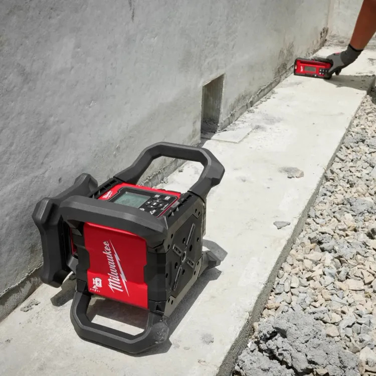 Milwaukee M18 Red Exterior Dual Slope Rotary Laser Level Kit with Receiver and Remote - 3704-21
