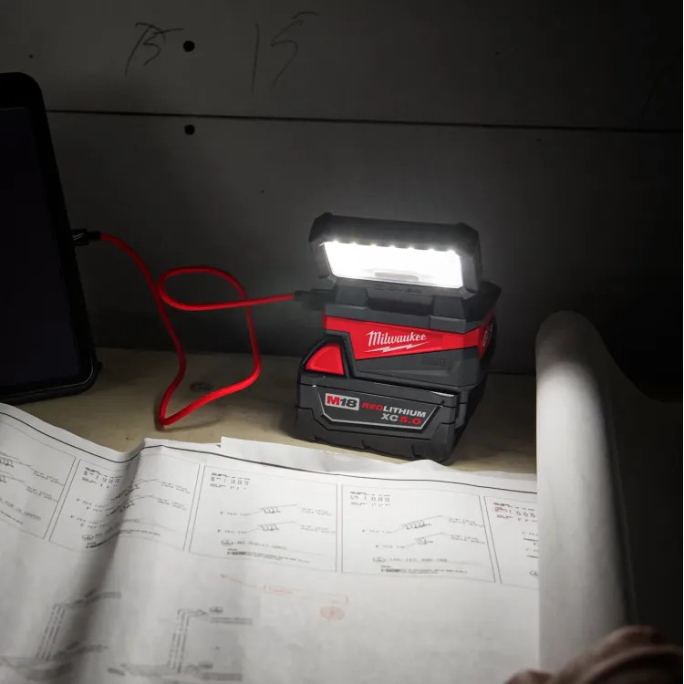 Milwaukee M18 ROVER Compact Flood Light with up to 1,000 Lumens of TRUEVIEW High Definition Output, 2-Port USB Charging - 2359-20